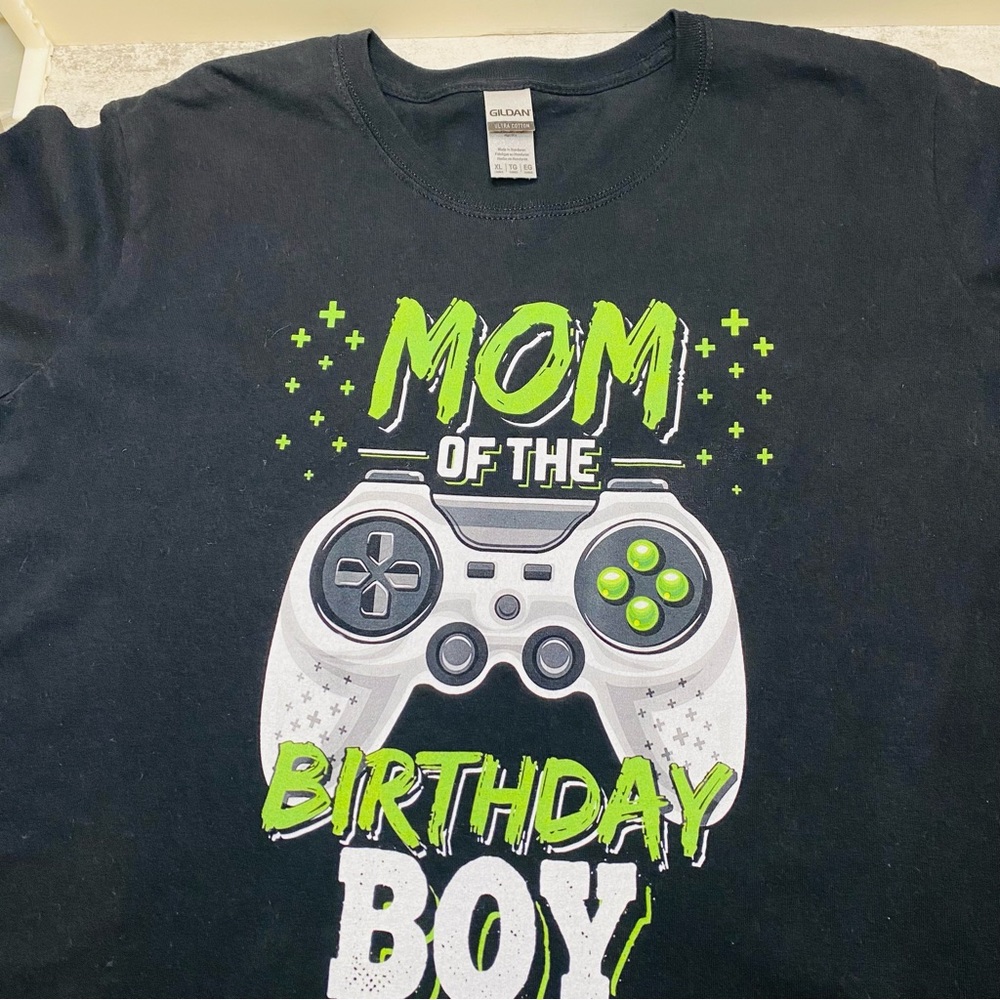 Vtg. Velvet Black Gildan Size XL MOM/Birthday Boy game controller Logo T-shirt